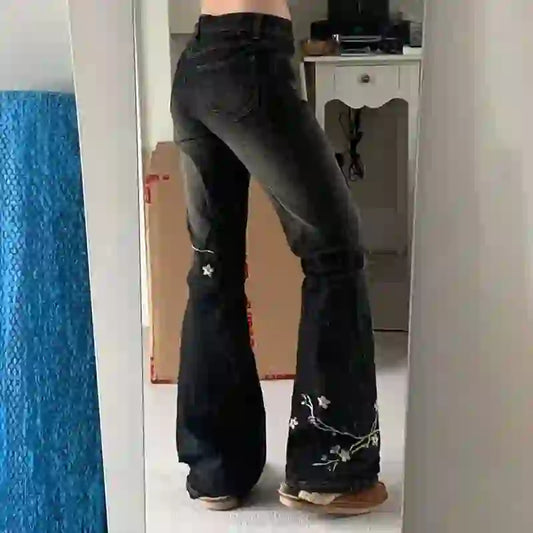 Jean Flare Vintage avec motif floral brodé, coupe ample et taille basse, style streetwear rétro et moderne, confortable et élégant.
