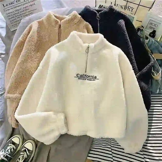 Embroidered Sweatshirt court en polaire douce avec broderies raffinées, chaud et confortable pour un look streetwear ou cocooning.