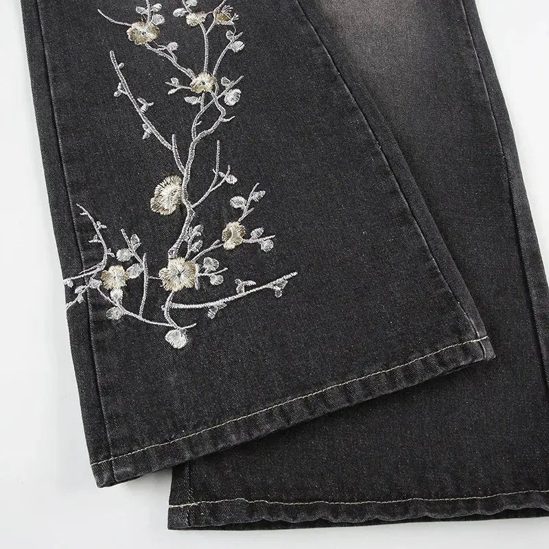 Jean Flare Vintage avec motif floral brodé, coupe ample et taille basse, style streetwear rétro et moderne, confortable et élégant.