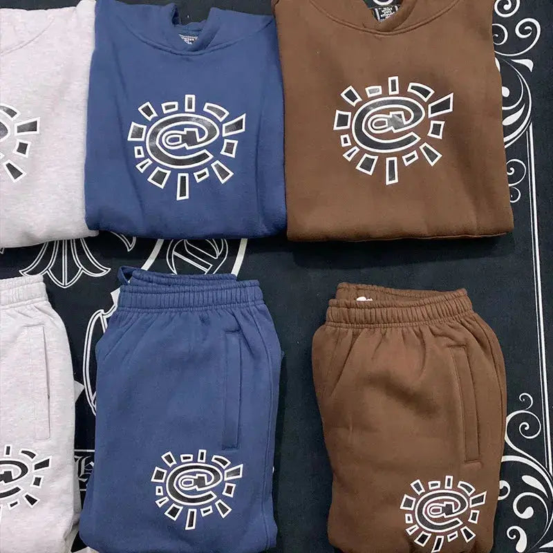 Jogging Vintage en velours épais avec imprimé Sun Roll, coupe ample et confortable, parfait pour streetwear et looks casual mixte.