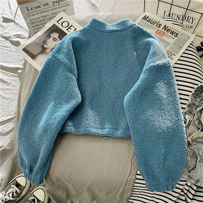 Embroidered Sweatshirt court en polaire douce avec broderies raffinées, chaud et confortable pour un look streetwear ou cocooning.