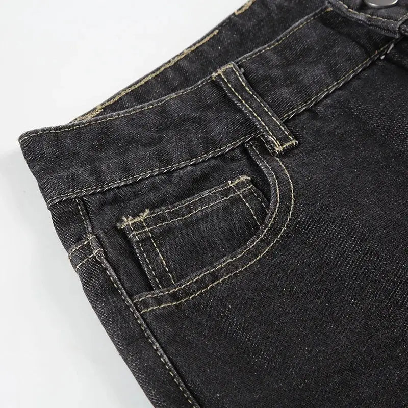 Jean Flare Vintage avec motif floral brodé, coupe ample et taille basse, style streetwear rétro et moderne, confortable et élégant.