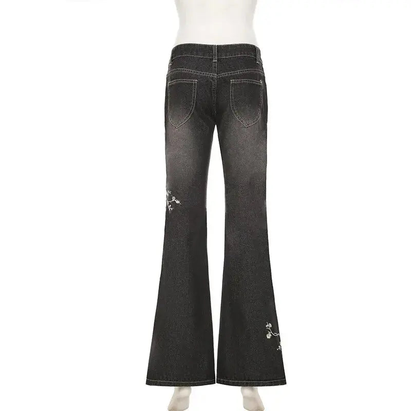 Jean Flare Vintage avec motif floral brodé, coupe ample et taille basse, style streetwear rétro et moderne, confortable et élégant.