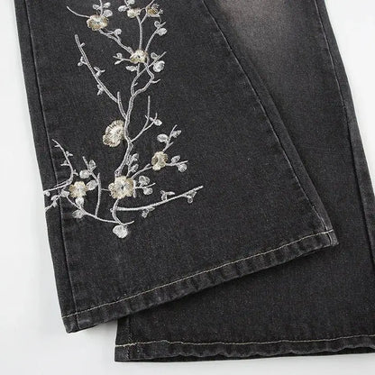 Jean Flare Vintage avec motif floral brodé, coupe ample et taille basse, style streetwear rétro et moderne, confortable et élégant.