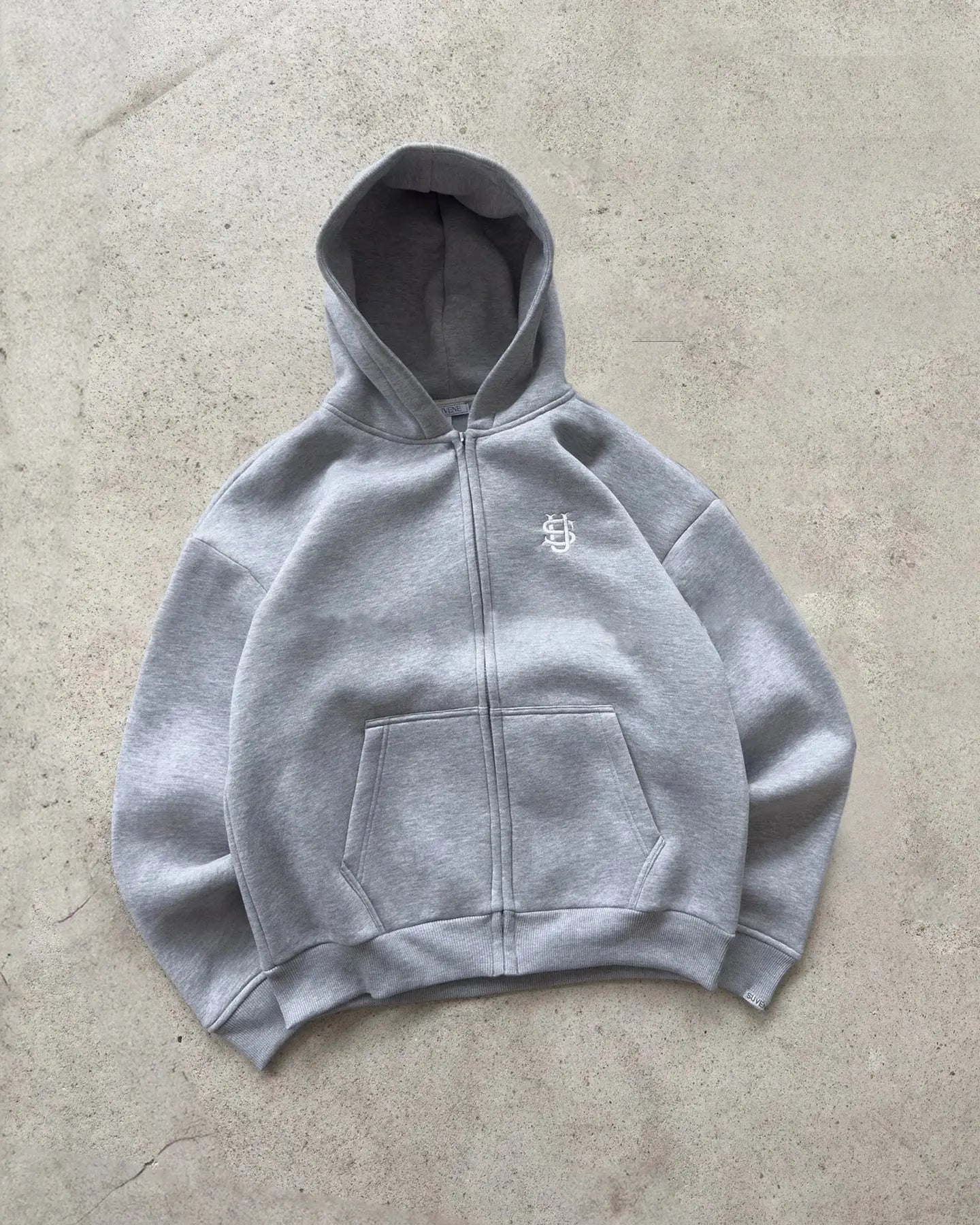 Streetwear Hoodie zippé pour homme et femme, sweat urbain en coton et polyester, coupe ample et confortable, style moderne et rétro.