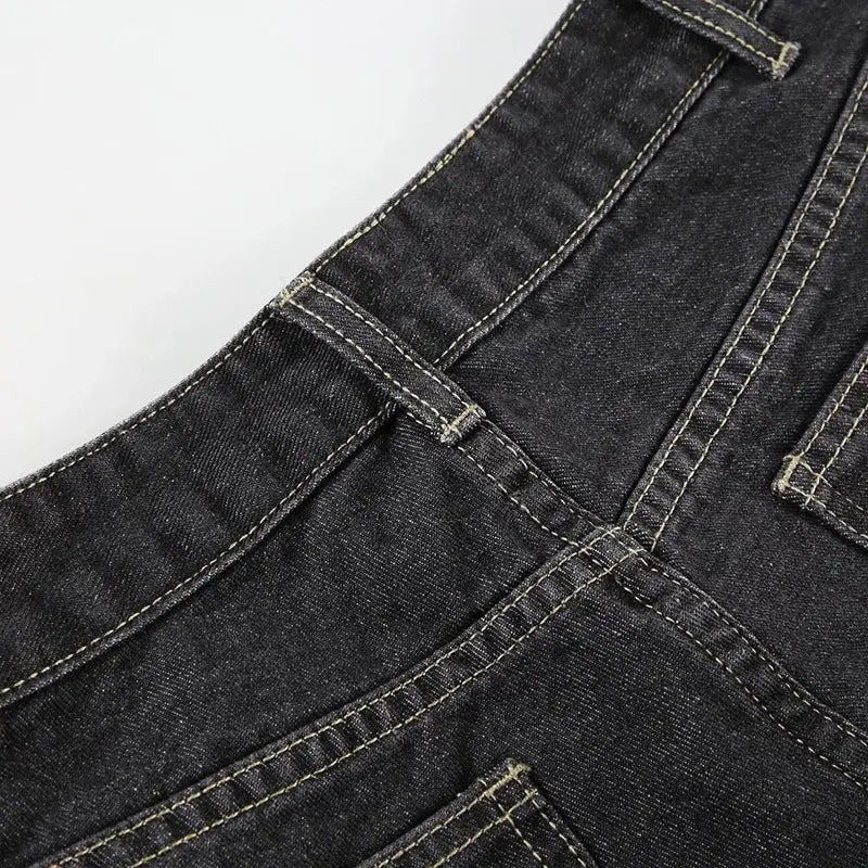 Jean Flare Vintage avec motif floral brodé, coupe ample et taille basse, style streetwear rétro et moderne, confortable et élégant.