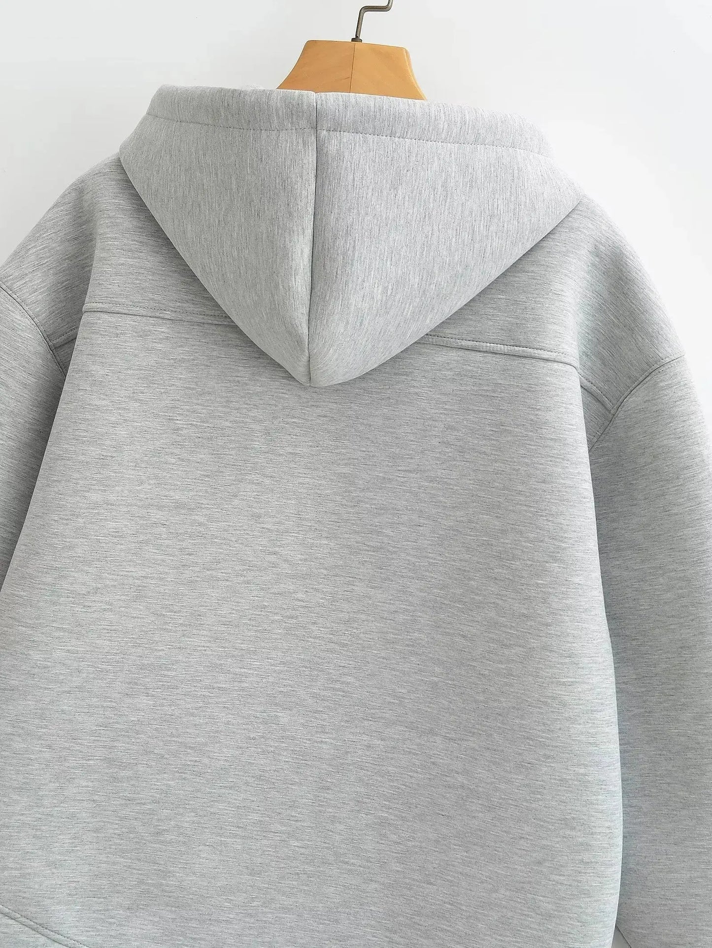Sweat Zippé Oversize à capuche en fibres synthétiques douces, confortable et tendance pour streetwear et look casual féminin.