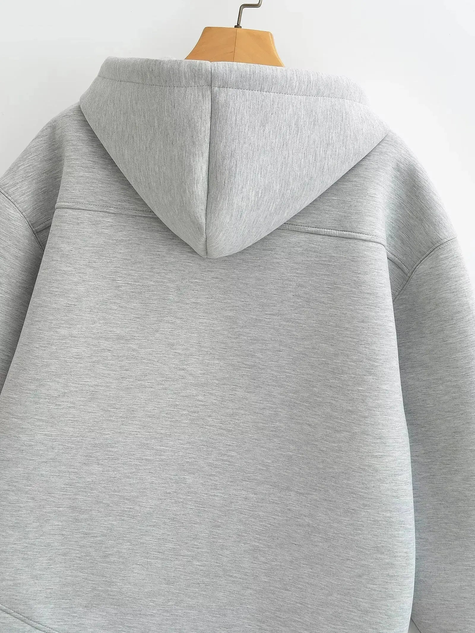 Sweat Zippé Oversize à capuche en fibres synthétiques douces, confortable et tendance pour streetwear et look casual féminin.