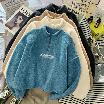 Embroidered Sweatshirt court en polaire douce avec broderies raffinées, chaud et confortable pour un look streetwear ou cocooning.