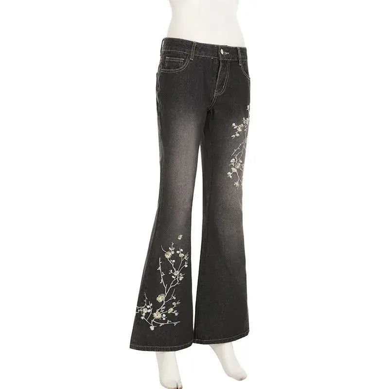Jean Flare Vintage avec motif floral brodé, coupe ample et taille basse, style streetwear rétro et moderne, confortable et élégant.