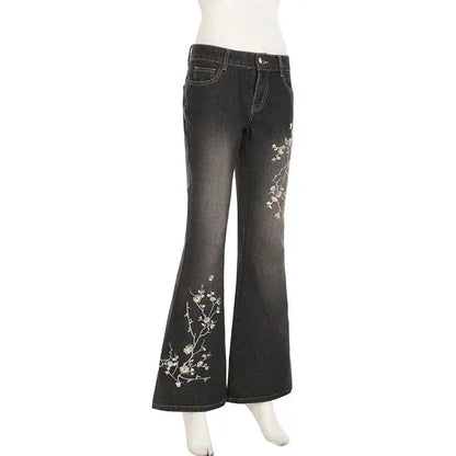 Jean Flare Vintage avec motif floral brodé, coupe ample et taille basse, style streetwear rétro et moderne, confortable et élégant.