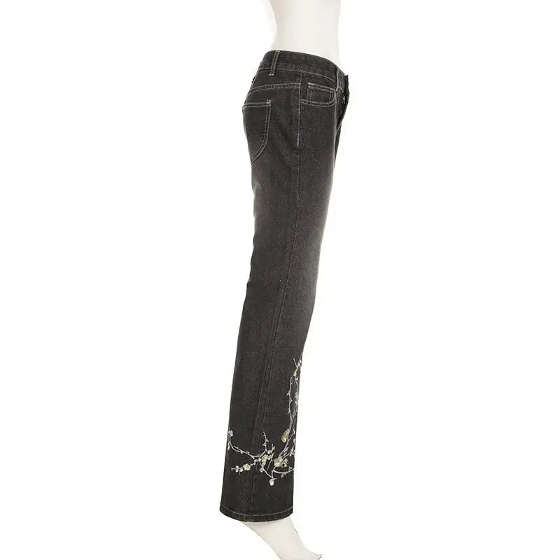 Jean Flare Vintage avec motif floral brodé, coupe ample et taille basse, style streetwear rétro et moderne, confortable et élégant.