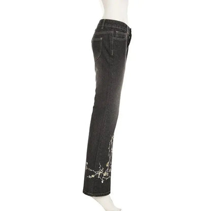 Jean Flare Vintage avec motif floral brodé, coupe ample et taille basse, style streetwear rétro et moderne, confortable et élégant.