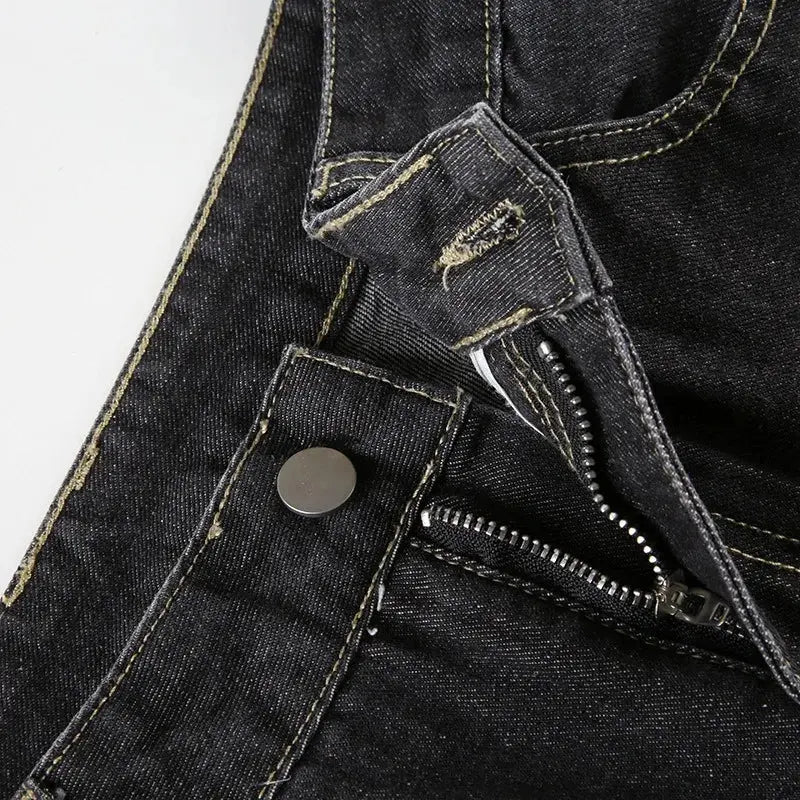 Jean Flare Vintage avec motif floral brodé, coupe ample et taille basse, style streetwear rétro et moderne, confortable et élégant.