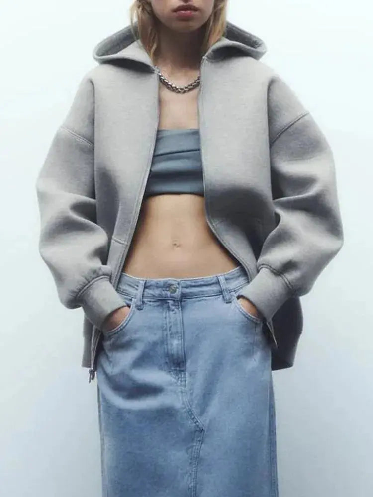 Casual Jacket – Veste zippée à capuche, coupe ample et confortable, style streetwear et urbain.