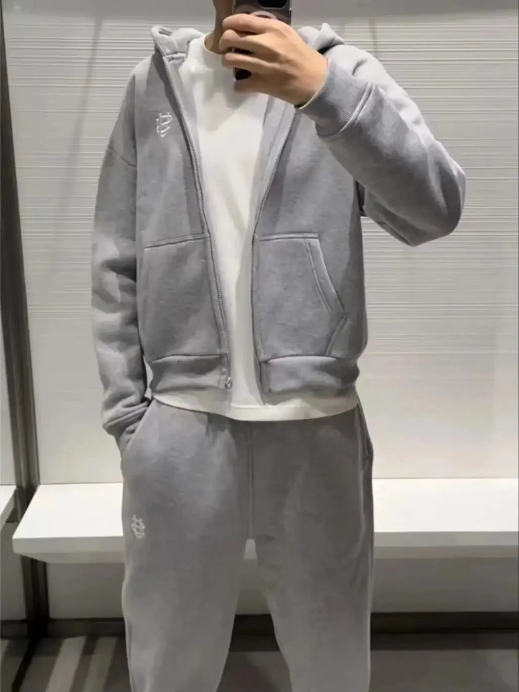 Streetwear Hoodie zippé pour homme et femme, sweat urbain en coton et polyester, coupe ample et confortable, style moderne et rétro.