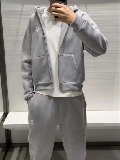 Streetwear Hoodie zippé pour homme et femme, sweat urbain en coton et polyester, coupe ample et confortable, style moderne et rétro.