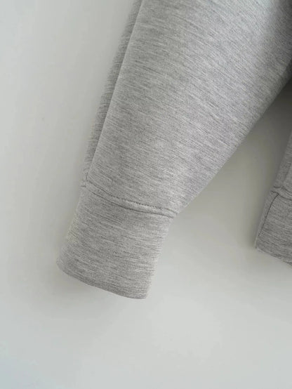 Sweat Zippé Oversize à capuche en fibres synthétiques douces, confortable et tendance pour streetwear et look casual féminin.