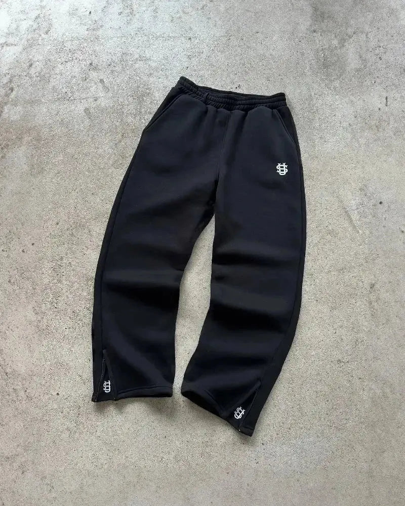 Jogging Streetwear Oversize Y2K Harajuku pour homme/femme, pantalon ample en coton et polyester avec poches cargo et détails brodés, style urbain moderne et décontracté.